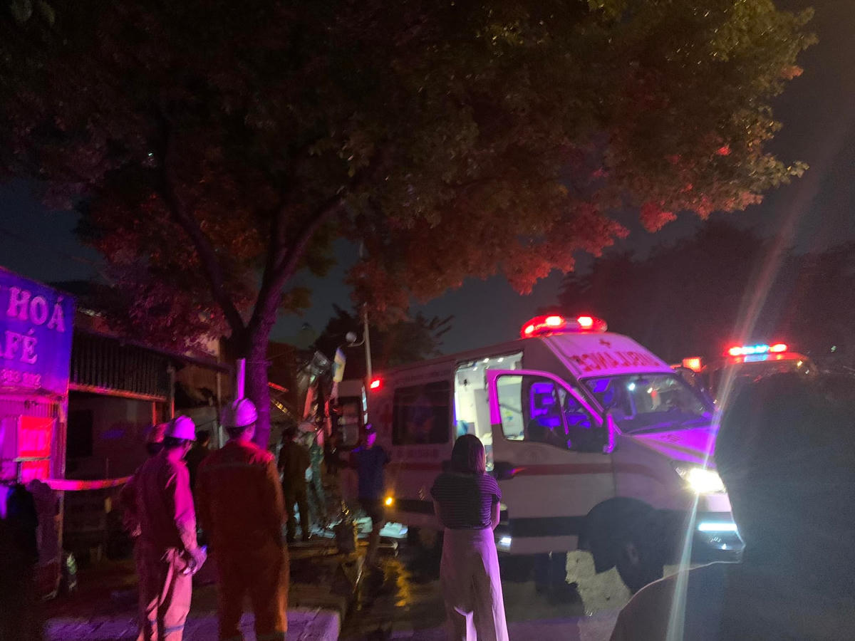 Xe cứu thương túc trực tại khu vực xảy ra đám cháy sẵn sàng cấp cứu người bị nạn.