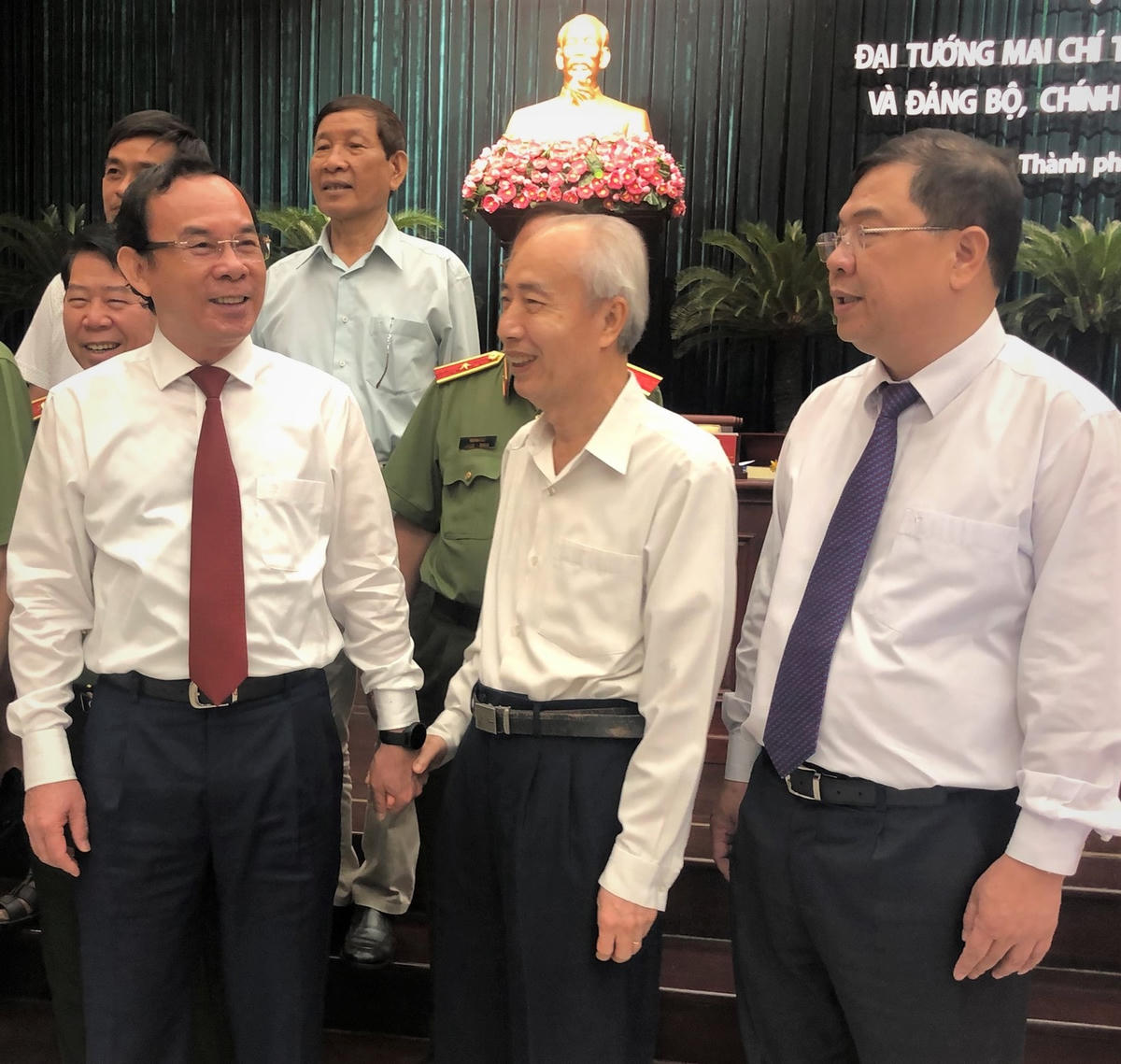 Nguyên Chủ tịch Ủy ban Trung ương MTTQ Việt Nam - Huỳnh Đảm (đứng giữa) trao đổi bên lề Hội thảo khoa học (Ảnh: Hồng Phúc).