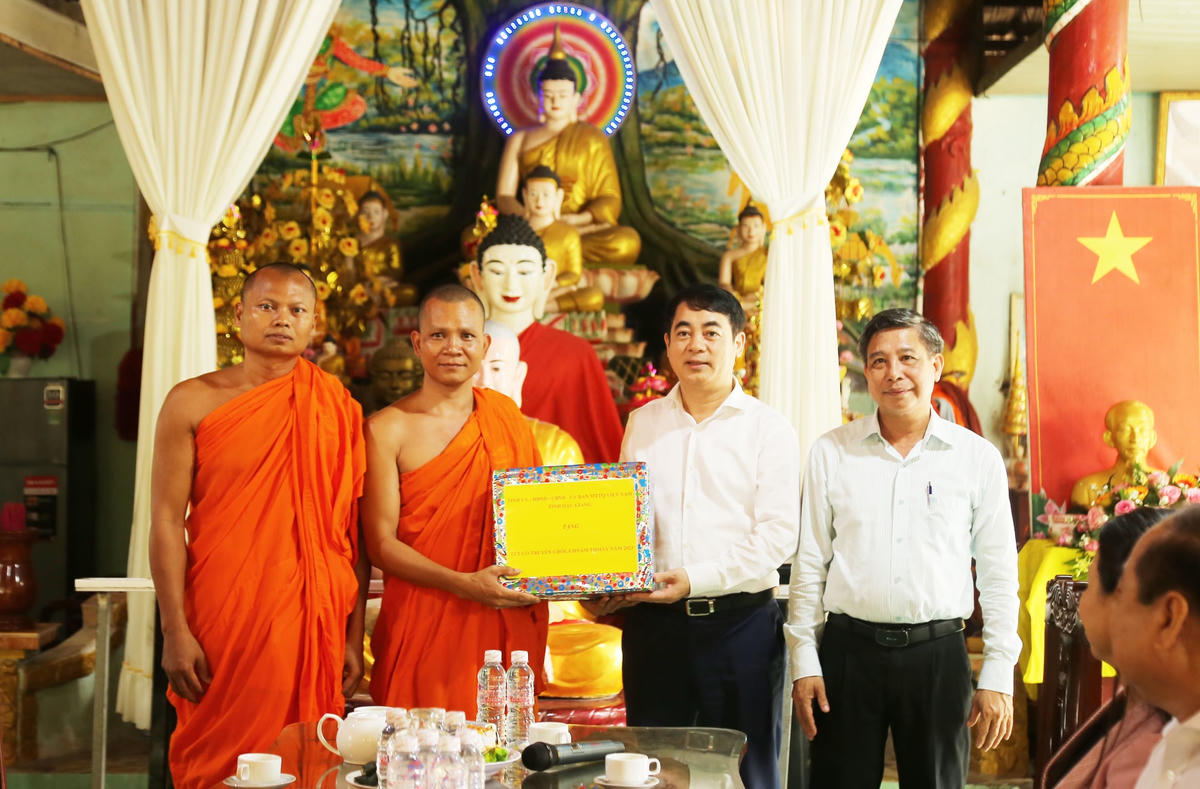 Lãnh đạo tỉnh Hậu Giang tặng quà Tết Chôl Chnăm Thmây Hội ĐKSSYN tỉnh.