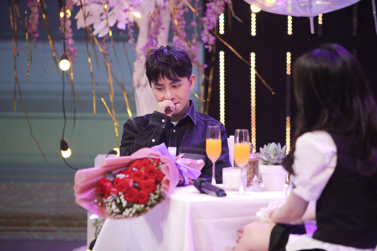 Rum đã gửi lời cám ơn tới Hoàng Anh vì đã bỏ qua sự ngại ngùng, nỗi sợ với máy quay để nhận lời đứng trên sân khấu. Ảnh: Perfect Universe.