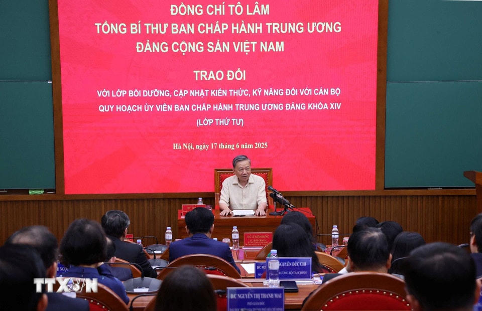 Tổng Bí thư Tô Lâm trao đổi với Lớp Bồi dưỡng cán bộ quy hoạch Ủy viên Trung ương Đảng khóa XIV (Lớp thứ tư). (Ảnh: Văn Điệp/TTXVN)