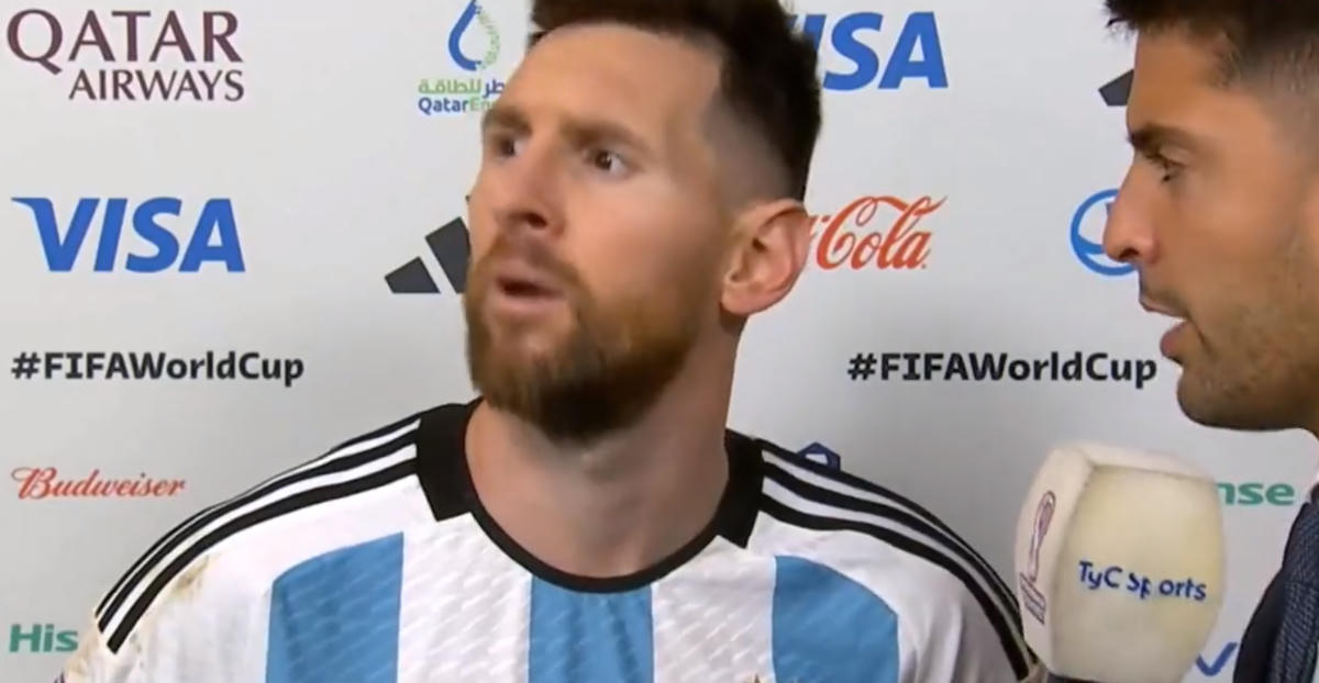 Messi hất hàm mắng Weghorst.