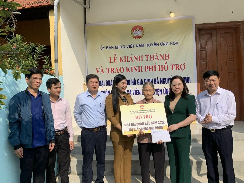 Ủy ban MTTQ thành phố Hà Nội trao nhà Đại đoàn kết cho người nghèo tại huyện Ứng Hòa.