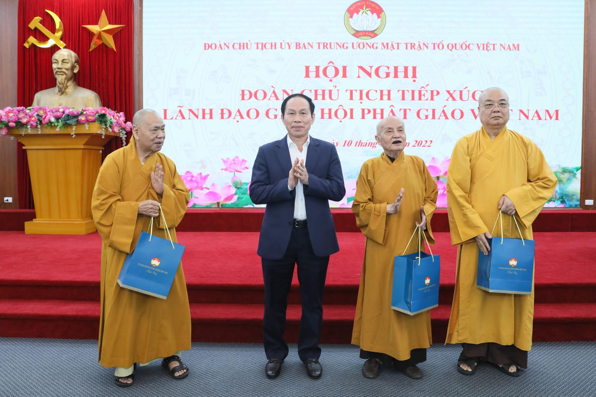 Phó Chủ tịch - Tổng Thư ký Lê Tiến Châu tặng quà lãnh đạo GHPG Việt Nam.
