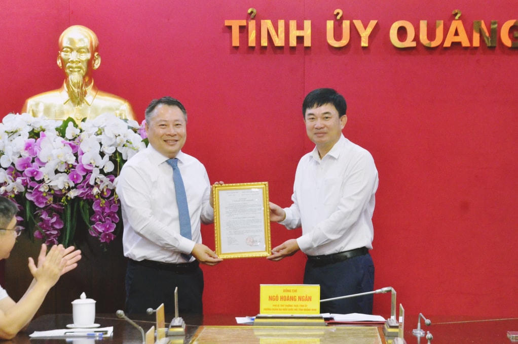 Ông Ngô Hoàng Ngân, Phó Bí thư Thường trực Tỉnh ủy, Trưởng Đoàn Đại biểu Quốc hội tỉnh Quảng Ninh trao quyết định bổ nhiệm giữ chức vụ Phó Ban Nội chính Tỉnh ủy Quảng Ninh cho ông Vũ Trung Hiếu. ẢNh: QMG.