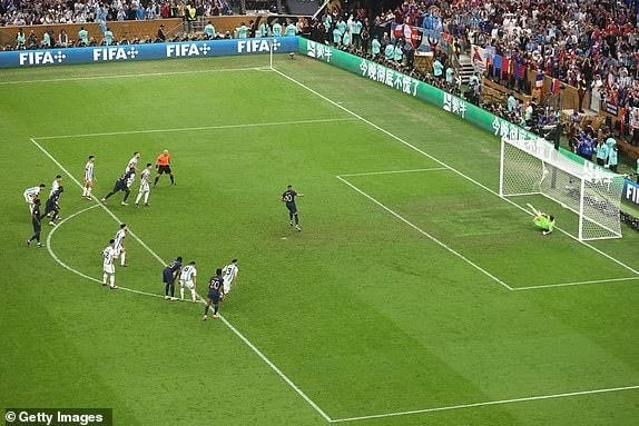 Mbappe lại ghi bàn gỡ hòa 3-3 ở hiệp phụ thứ hai, giúp tuyển Pháp kéo trận đấu vào loạt sút luân lưu cân não và chính thức đoạt Chiếc giày vàng với 8 bàn thắng ghi được tại World Cup 2022 (Ảnh: Getty).