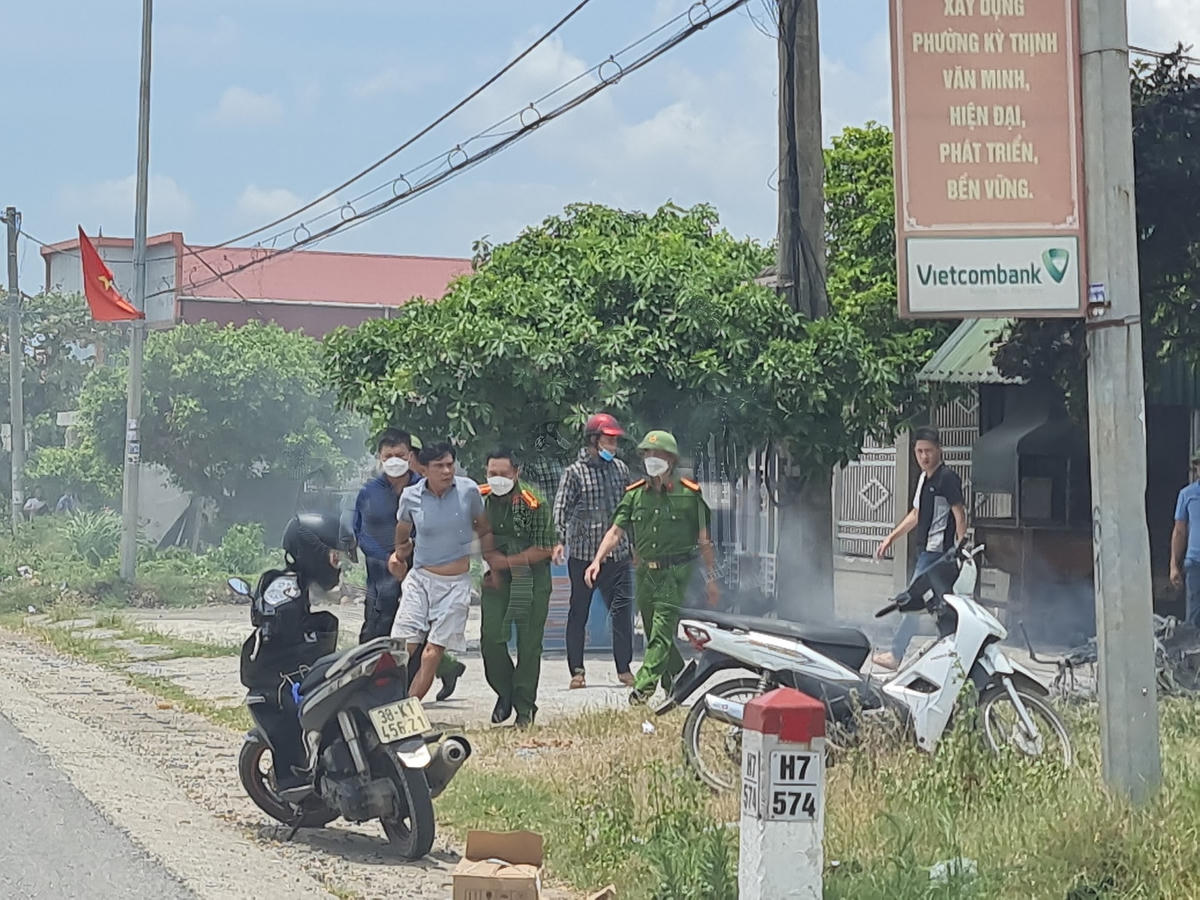 Ông T. đã bị khống chế đưa về trụ sở Công an phnờng Kỳ Thịnh để làm việc.