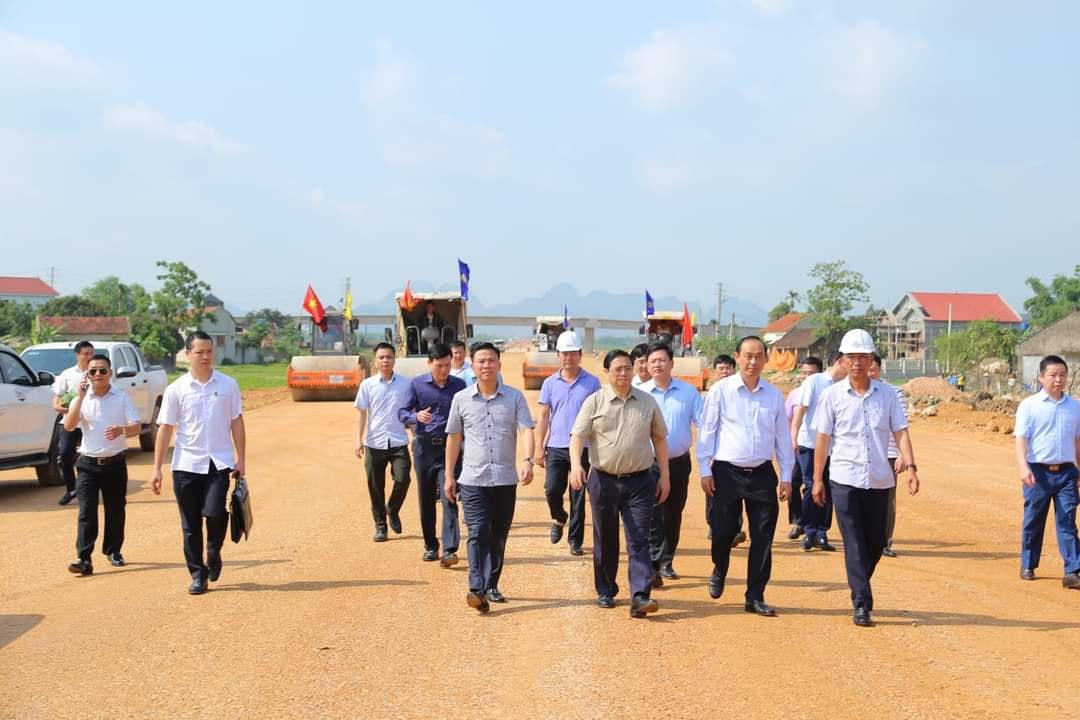 Thủ tướng Chính phủ Phạm Minh Chính đi kiểm tra thực địa dự án thành phần QL 45 - Nghi Sơn. Ảnh: Minh Hiếu
