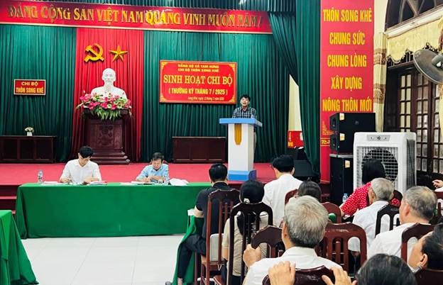 Toàn cảnh buổi sinh hoạt chi bộ thôn Song Khê. Ảnh: A.N.