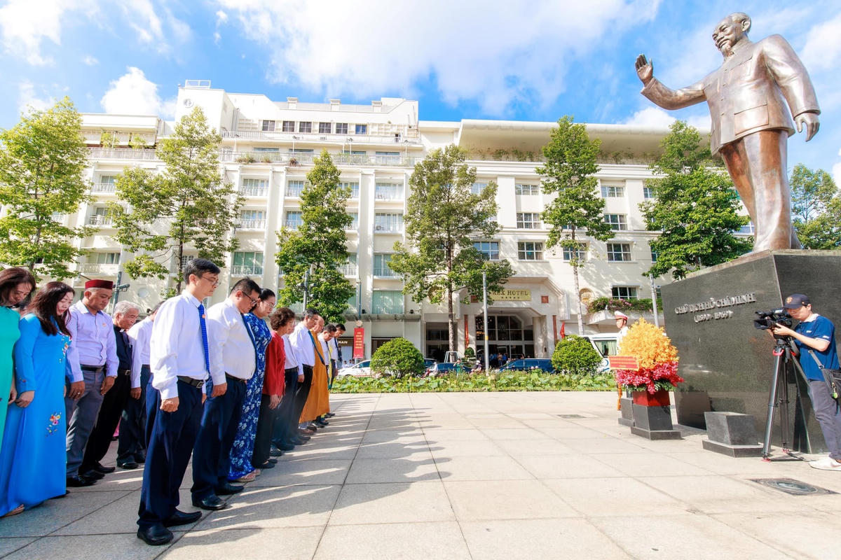 Đồng chí Nguyễn Phước Lộc, Phó Bí thư Thành ủy, Bí thư Đảng Đoàn, Chủ tịch Ủy ban MTTQ Việt Nam TPHCM cùng đoàn đại biểu MTTQ Việt Nam TPHCM dâng hoa tưởng niệm Chủ tịch Hồ Chí Minh.