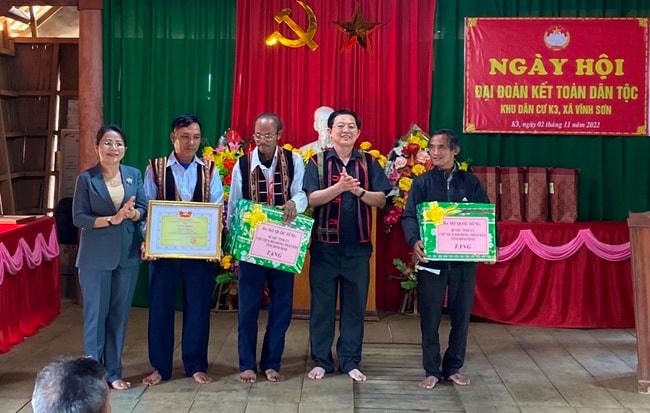 Ông Hồ Quốc Dũng, Bí thư Tỉnh tỉnh Bình Định và bà Nguyễn Thị Phong Vũ , Chủ tịch Ủy ban MTTQ Việt Nam tỉnh Bình Định tặng quà cho người dân thôn K3 xã Vĩnh Sơn, huyện Vĩnh Thạnh.