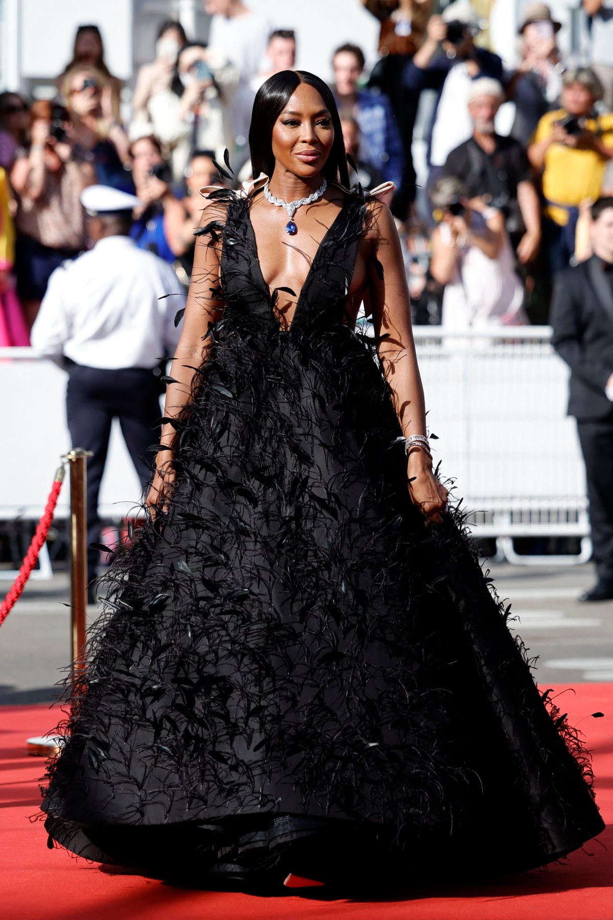 Naomi Campbell trung thành với kiểu tóc thẳng chẻ ngôi giữa mỗi lần lên thảm đỏ. Cô chọn tông trang điểm màu hồng tự nhiên, giúp gương mặt trẻ trung.