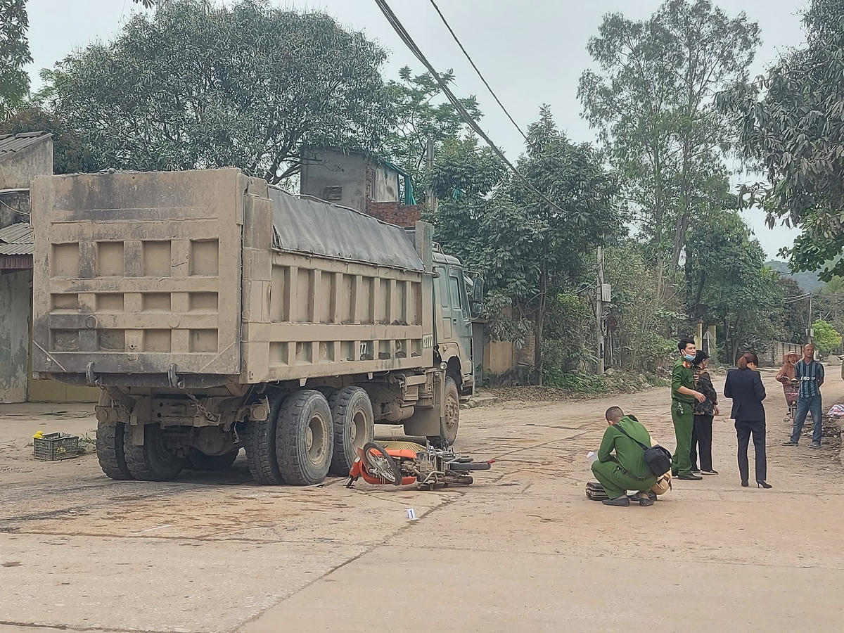 Lực lượng Công an có mặt tại hiện trường để điều tra vụ tai nạn.