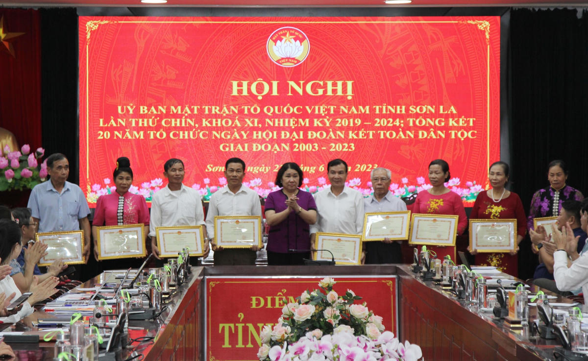 Bà Tráng Thị Xuân – Phó Chủ tịch UBND tỉnh Sơn La trao Bằng khen cho các tập thể.