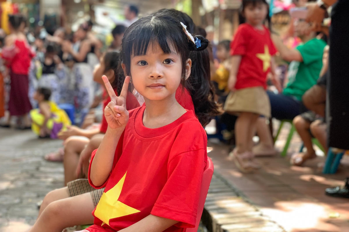Các tiết mục văn nghệ của các em nhỏ cũng diễn ra sôi nổi trong khuôn khổ sân khấu hội làng.