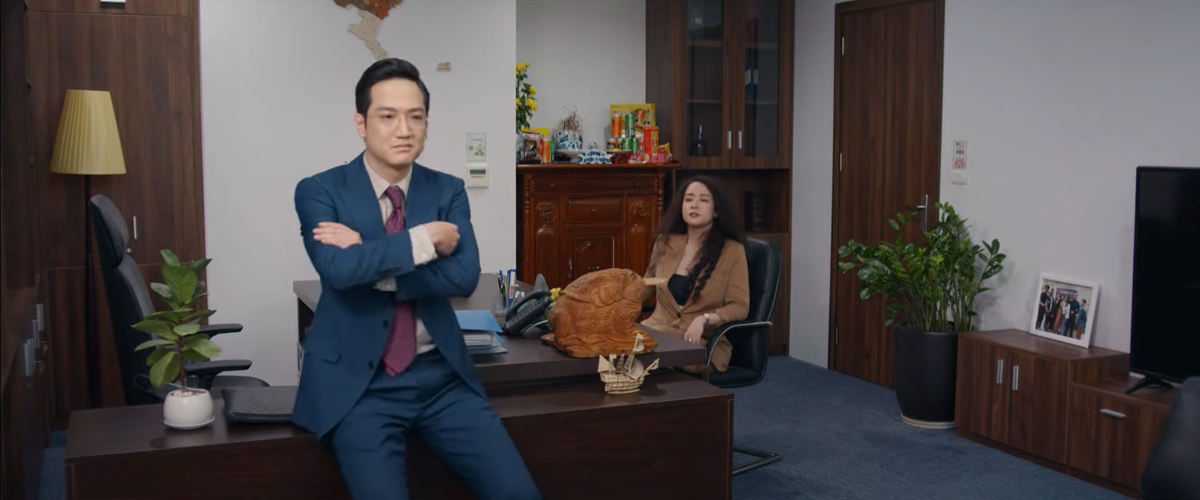 Trâm tìm tới Vũ muốn anh giúp cô thuyết phục vợ chồng Giang không kiện mình, đổi lại là cô sẽ rút khỏi cuộc đua chạy sóng với gameshow công ty Vũ. Ảnh: CMH. 