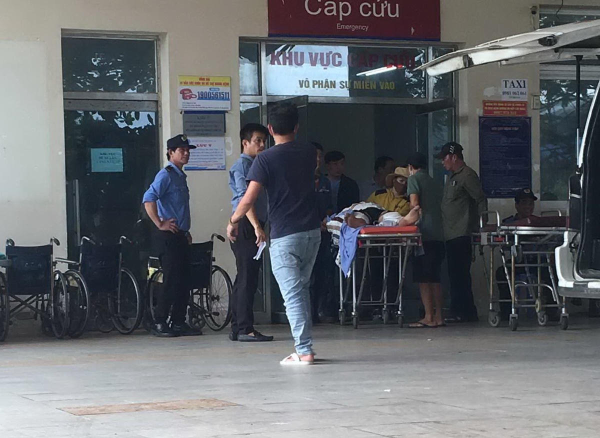 Khu vực nơi các công nhân bị thương cấp cứu.