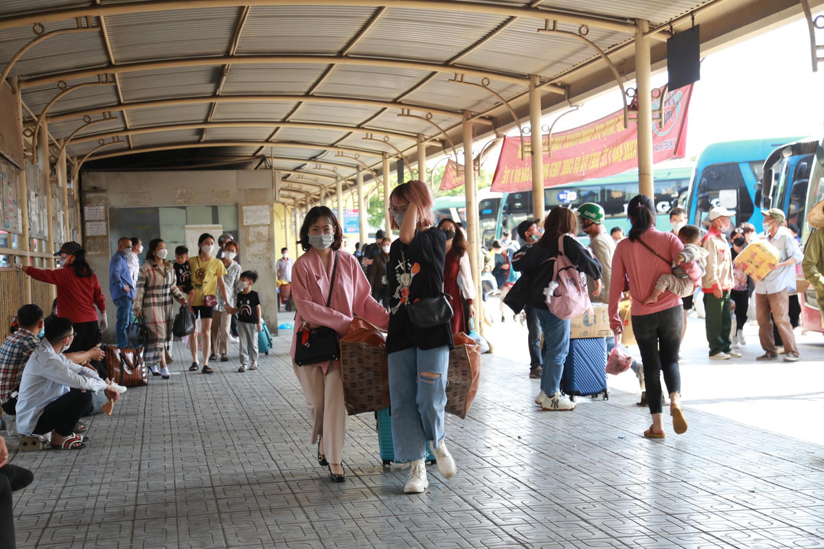Ông Lý Trường Sơn, Giám đốc Bến xe Mỹ Đình cho biết, “lượng xe phục vụ người dân dịp 30/4 vừa qua cũng chỉ tăng hơn so với ngày thường trong tháng 4. Tuy nhiên, lượng phương tiện chỉ gần bằng những ngày thường trước khi có dịch bệnh Covid-19 diễn ra. Trước khi có dịch Covid-19 mỗi ngày nhà xe cũng đều có hơn 825 xe hoạt động mỗi ngày. Song, đợt cao điểm nhất ngày 29/3 vừa qua lượng xe phục vụ hành khách cũng đạt hơn 800 xe".