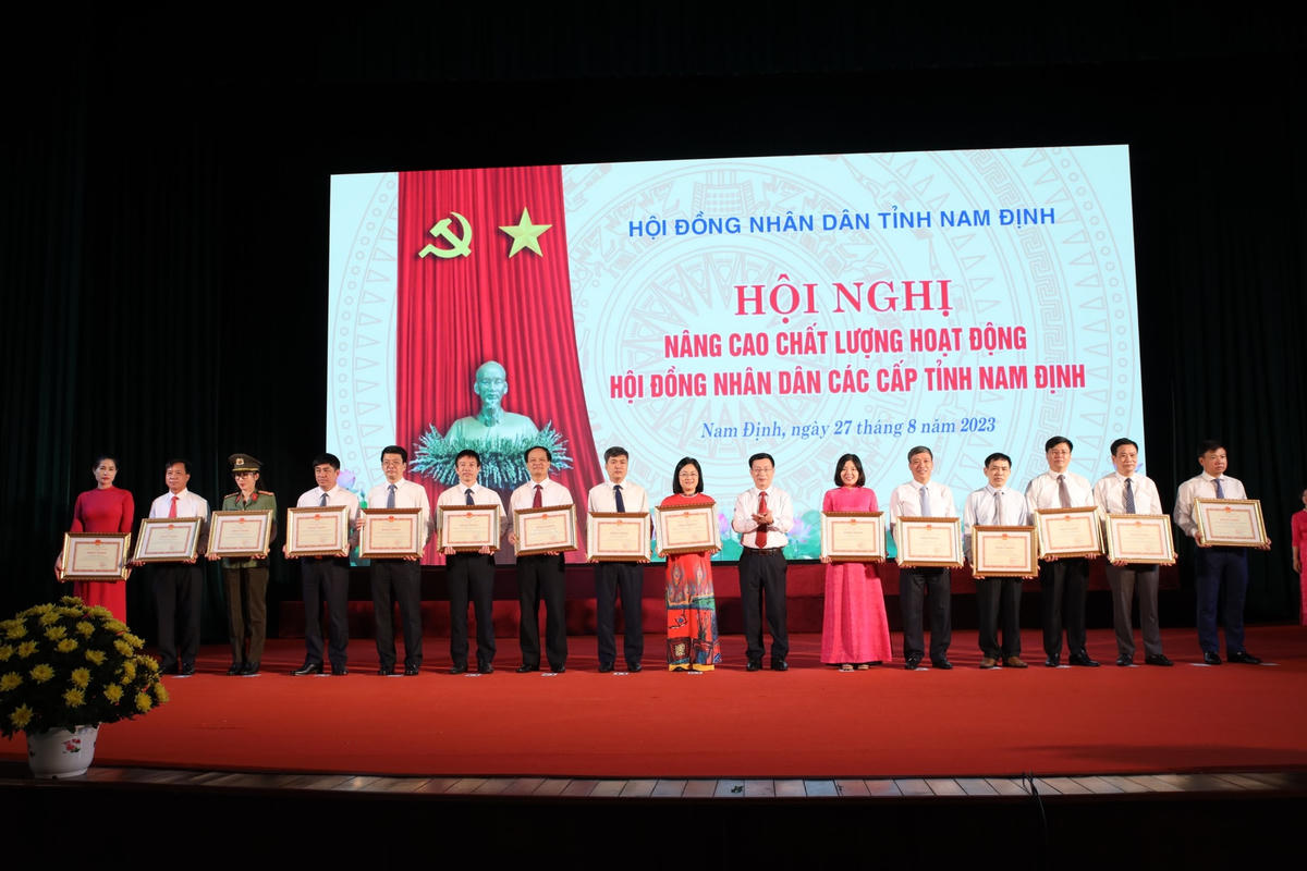 Tại Hội nghị, nhiều tập thể, cá nhân được UBND tỉnh khen thưởng.