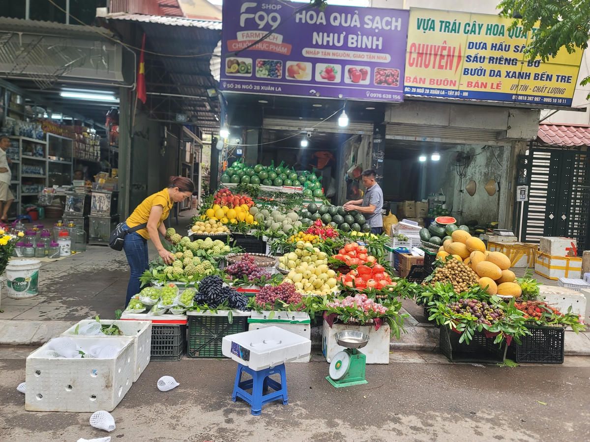Hà Nội: Điểm khai thác đỗ xe, hàng quán, họp chợ 'xâu xé' hè phố