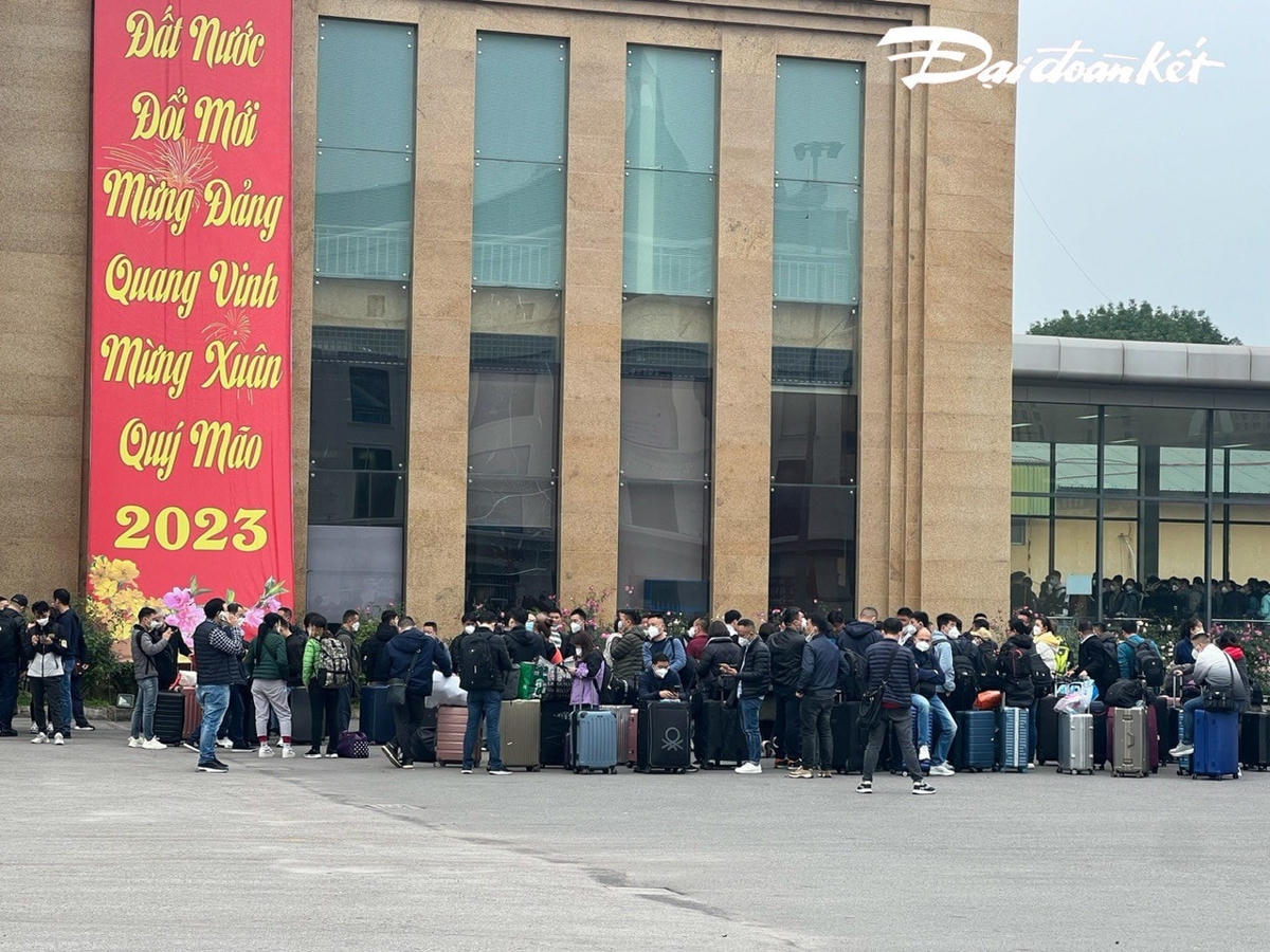Tới 7h sáng, hàng trăm người đã đủ điều kiện qua cổng để vào Cửa khẩu Quốc tế Móng Cái làm thủ tục xuất cảnh sang Trung Quốc.
