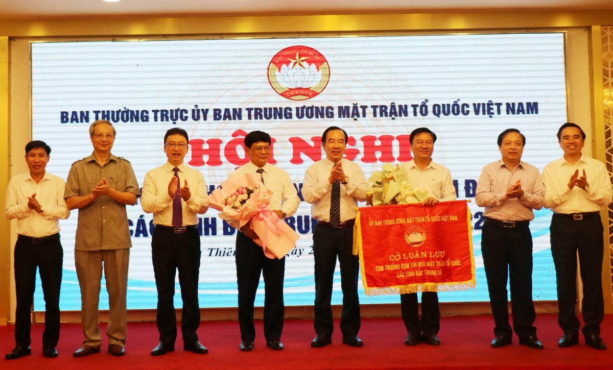 Phó Chủ tịch Ngô Sách Thực trao Cờ luân lưu Cụm trưởng cho Uỷ ban MTTQ Việt Nam tỉnh Quảng Trị năm 2023.