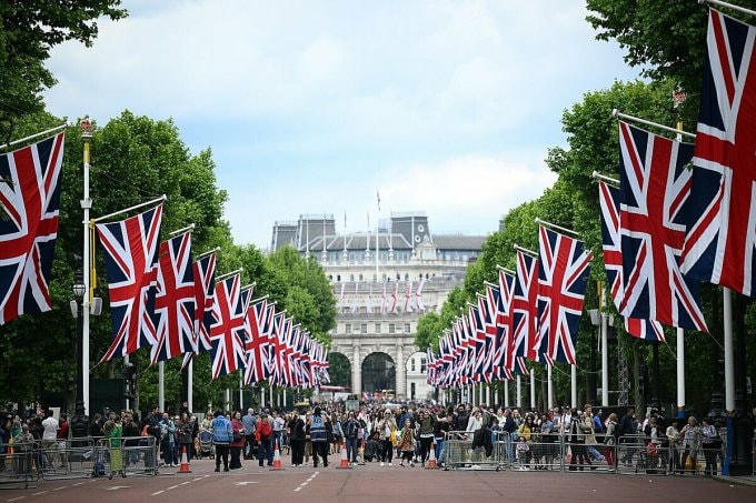 Cờ Anh được treo trước Trung tâm mua sắm ở London, ngày 1/6, trước thềm Đại lễ Bạch kim. Ảnh: AFP.