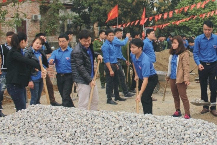 Đoàn viên thanh niên tỉnh Ninh Bình tham gia vào xây dựng nông thôn mới.