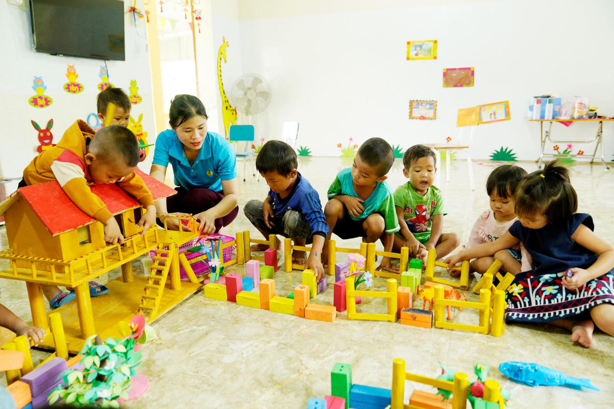 Người Chứt ở Rào Tre không có ngôn ngữ viết mà chỉ có tiếng nói. Thông qua giao tiếp, học hỏi, hai cô đã thành thục thổ ngữ của đồng bào nơi đây.