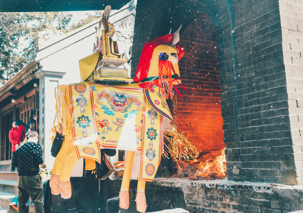 Hà Tĩnh: Hàng trăm con ngựa giấy ‘khủng’ được đốt để cầu tài lộc