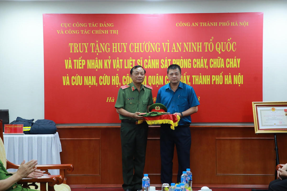 Thiếu tướng Đặng Ngọc Bách tiếp nhận kỷ vật của Liệt sĩ Đỗ Đức Việt.