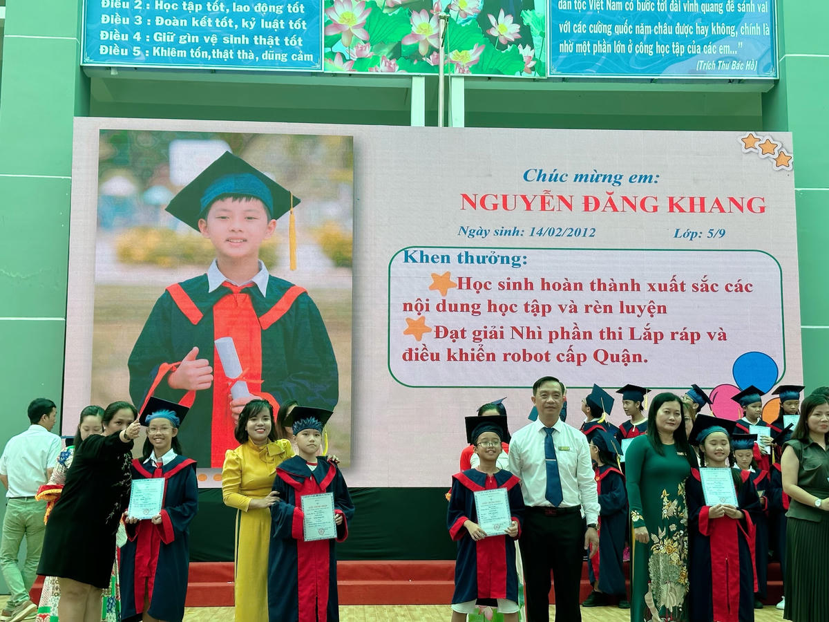 Thành tích học tập của Đăng Khang được Thủy Anh chia sẻ lên trang cá nhân.