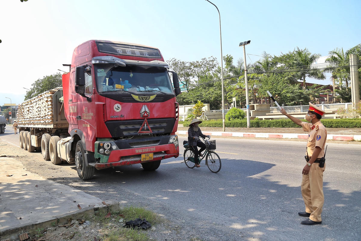 Xe đầu kéo BKS 99C-091.00 kéo theo rơ moóc chở xi măng quá tải 26% bị lực lượng chức năng xử lý.