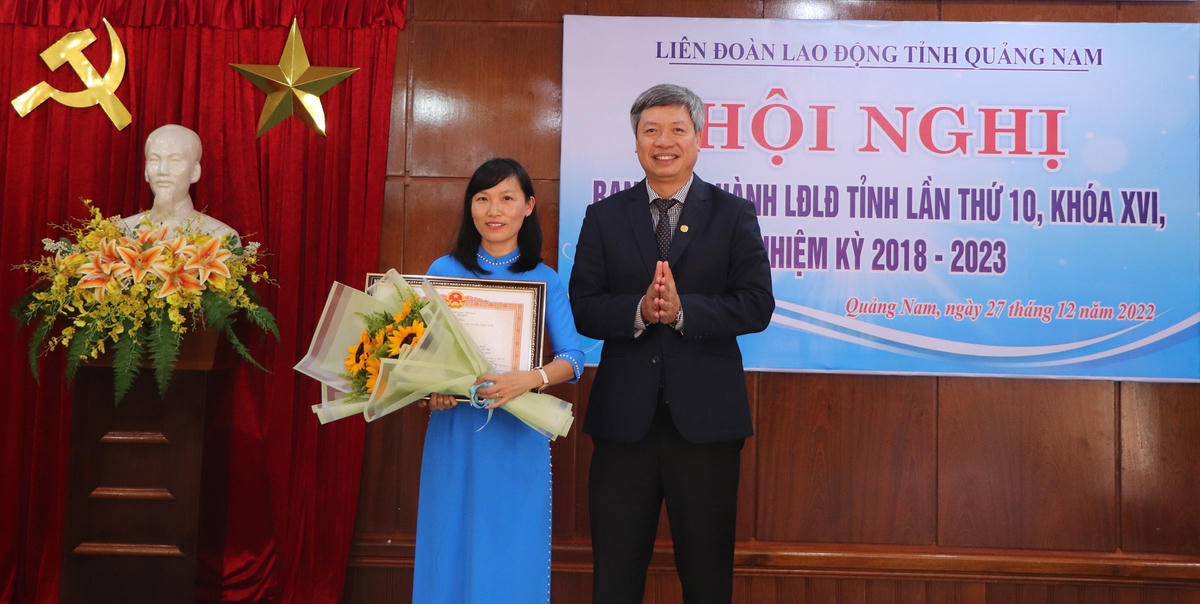 Trao Bằng khen của Thủ tướng Chính phủ cho chị Lê Thị Mỹ Linh, Phó Ban Chính sách pháp luật và quan hệ lao động, LĐLĐ tỉnh Quảng Nam.