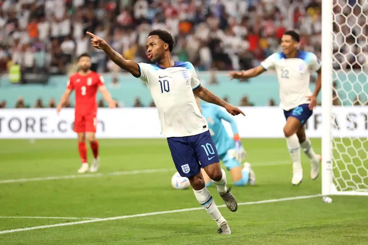 Pha dứt điểm đầy thoải mái của của Sterling giúp tuyển Anh dẫn trước 3-0 ngay trong hiệp 1.