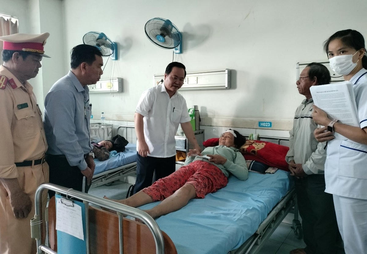 Lãnh đạo tỉnh thăm nạn nhân bị TNGT điều trị ở bệnh viện.