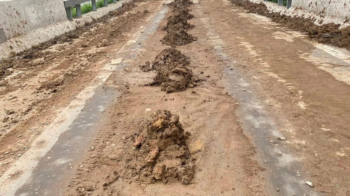 Hiện lực lượng chức năng đang điều tra, làm rõ phương tiện làm rơi vãi đất đá trên lối ram này.