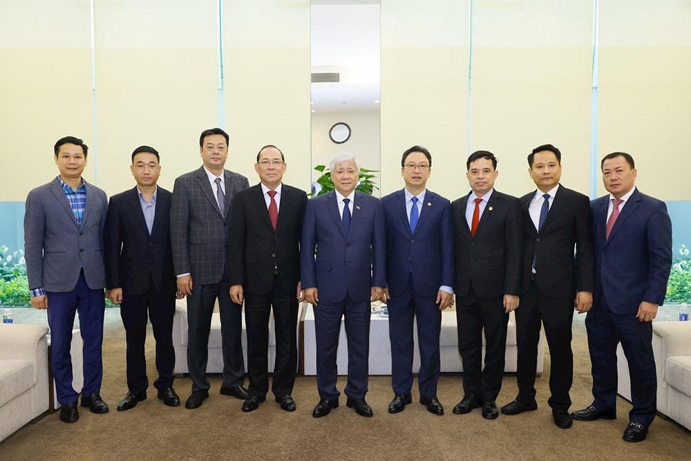 Đoàn đại biểu cấp cao UBTƯ MTTQ Việt Nam do Bí thư Trung ương Đảng, Chủ tịch UBTƯ MTTQ Việt Nam Đỗ Văn Chiến làm Trưởng đoàn bắt đầu chuyến thăm và dự Hội nghị Chủ tịch Mặt trận ba nước Campuchia - Lào - Việt Nam tại nước Cộng hòa Dân chủ Nhân dân Lào.