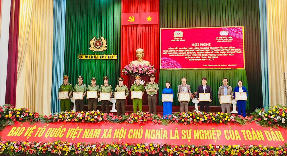 Tặng bằng khen cho tập thể và cá nhân có thành tích xuất sắc trong Phong trào Toàn dân bảo vệ an ninh Tổ quốc trong tình hình mới giai đoạn 2014-2023.