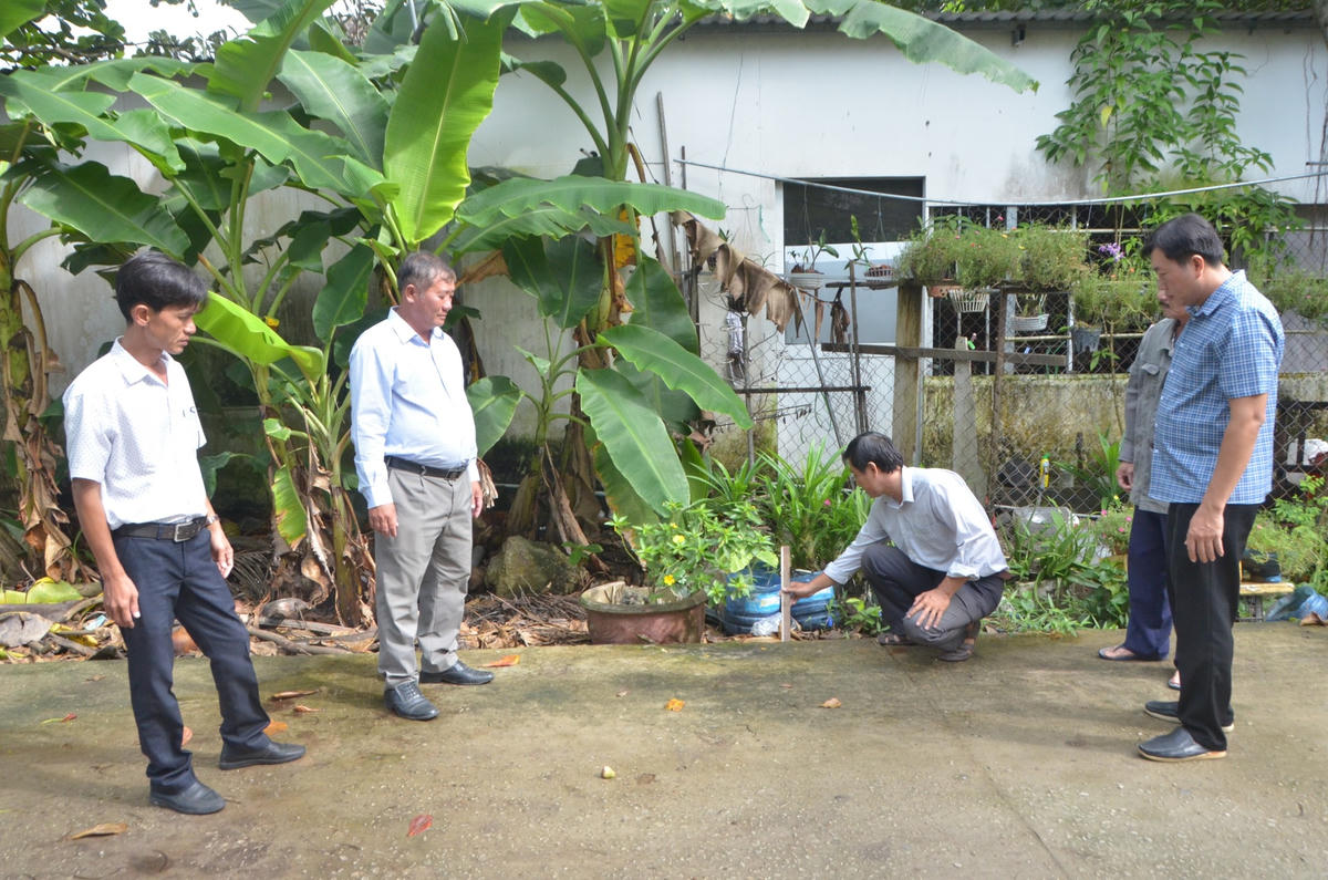 Ủy ban MTTQ và các tổ chức đoàn thể phường 8, TP Bạc Liêu phối hợp giám sát chất lượng nâng cấp, mở rộng lộ hẻm trên địa bàn.