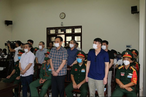 Các bị cáo trong vụ buôn lậu gàn 200 triệu lít xăng. 