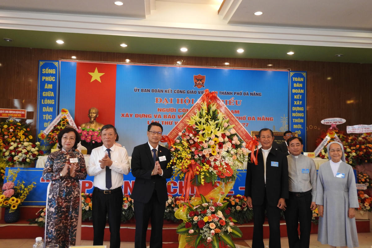 Chủ tịch Ủy ban MTTQ Việt Nam TP Đà Nẵng Ngô Xuân Thắng (thứ 3 từ trái qua) tặng hoa chúc mừng Đại hội. Ảnh Thanh Tùng.