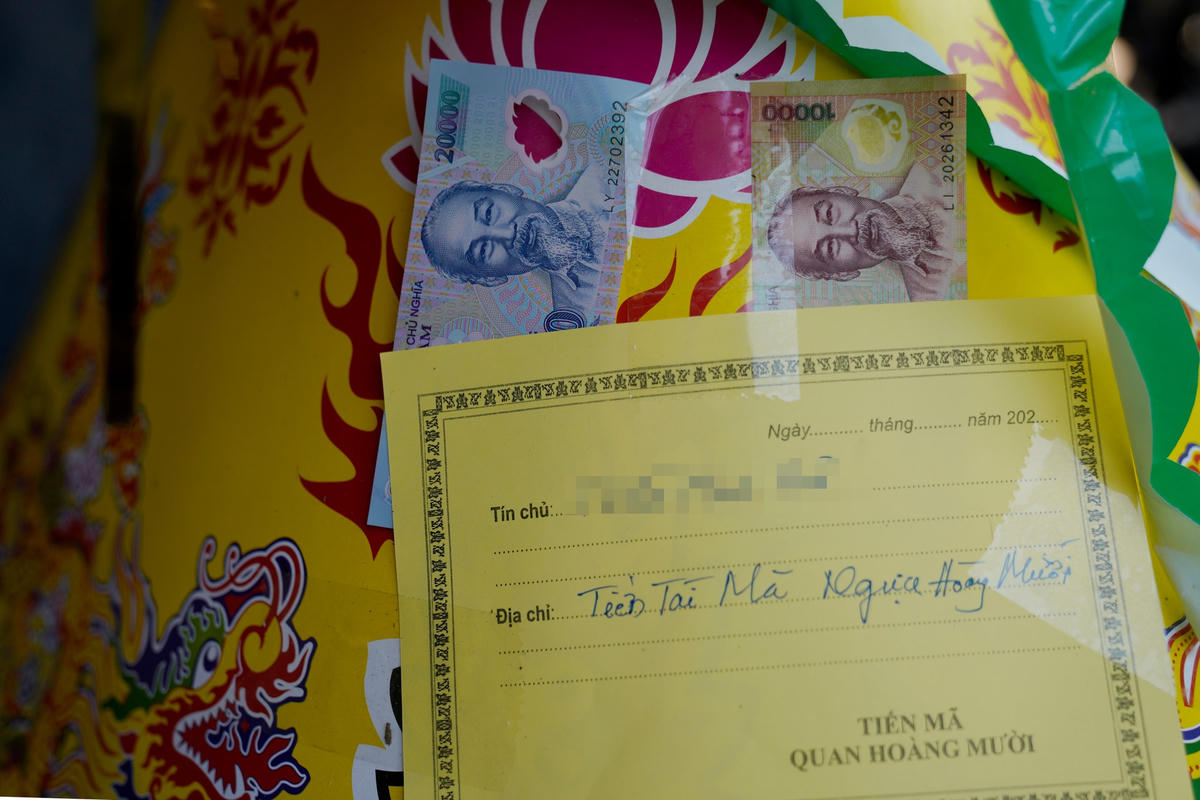 Trên mỗi con ngựa giấy sẽ có thông tin tên tuổi và địa chỉ của tín chủ cần cầu may, ngoài ra du khách còn bỏ tiền thật kèm theo để tăng phần linh thiêng. 