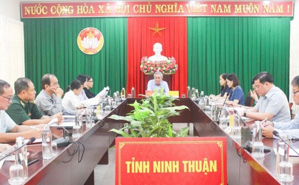 Ông Lê Văn Bình, Chủ tịch Ủy ban MTTQ Việt Nam tỉnh Ninh Thuận chủ trì cuộc họp.