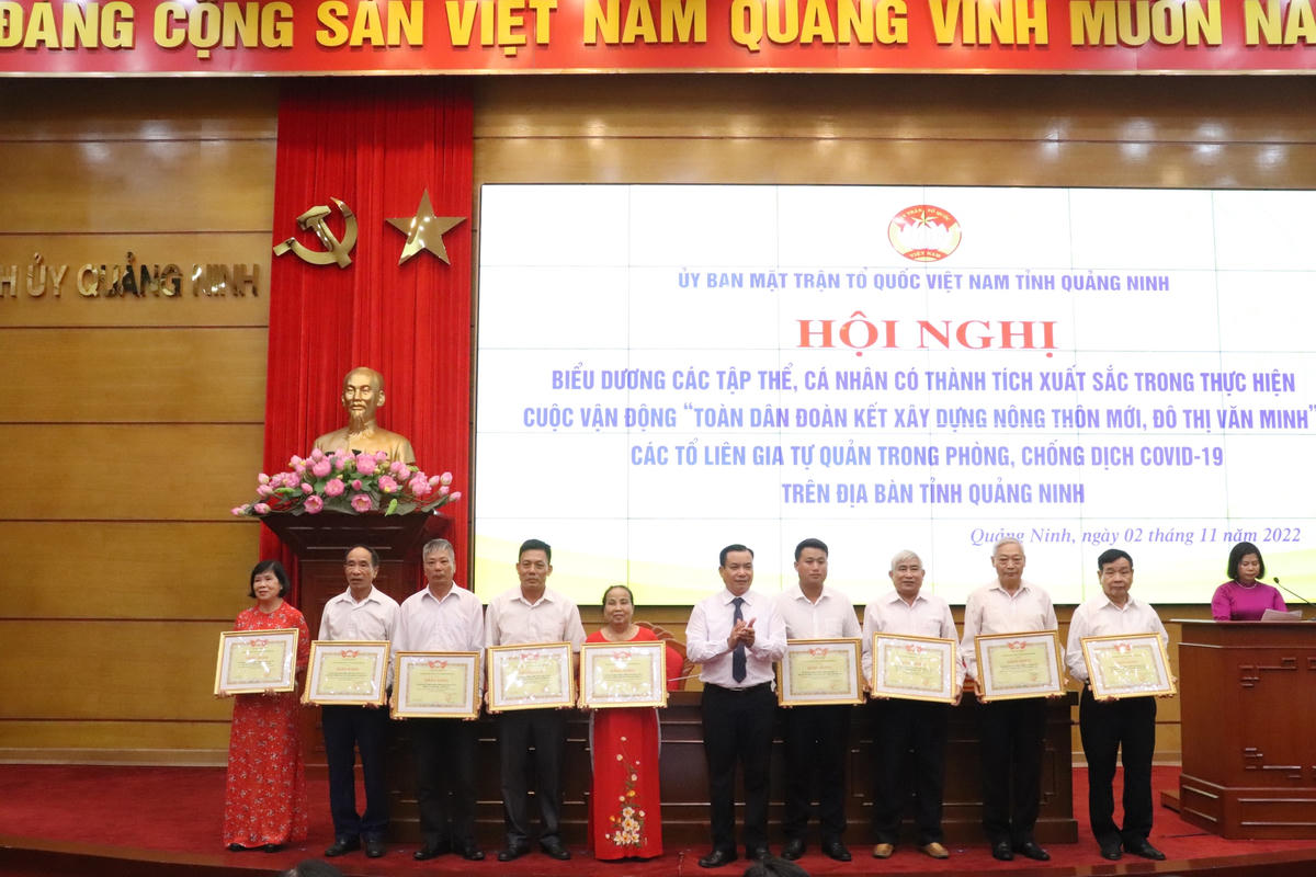Trao tặng bằng khen cho các cá nhân, tập thể có thành tích xuất sắc.