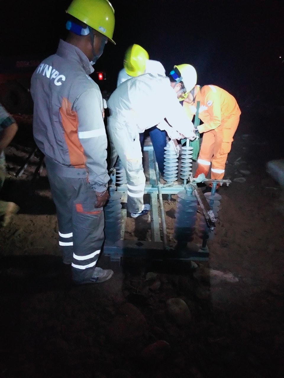 Điện lực Bắc Giang khắc phục sự cố gãy đổ cột trung áp.