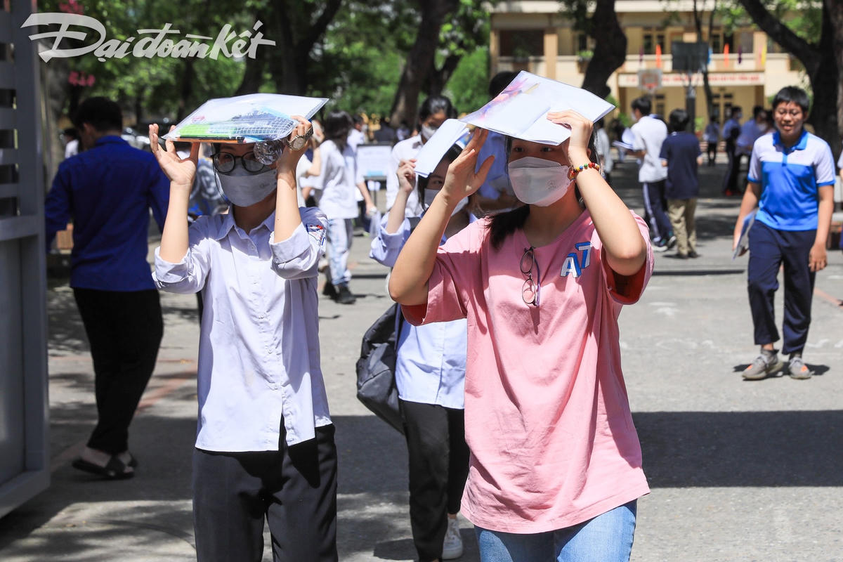Kết thúc kỳ thi vào 10, thí sinh vui sướng, phụ huynh như trút gánh nặng lớn