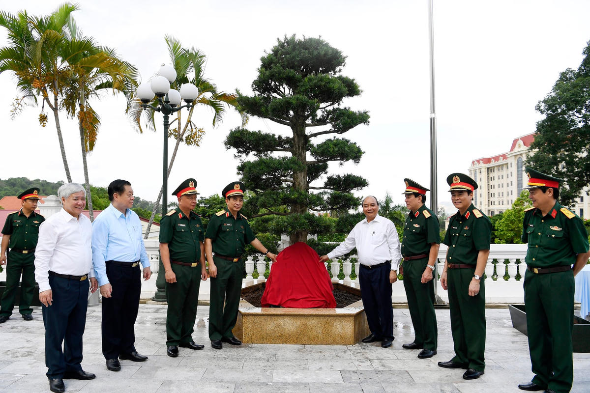 Chủ tịch nước Nguyễn Xuân Phúc cùng trồng cây lưu niệm trong khuôn viên Bộ tư lệnh Quân khu 3. Ảnh: Tuấn Huy.
