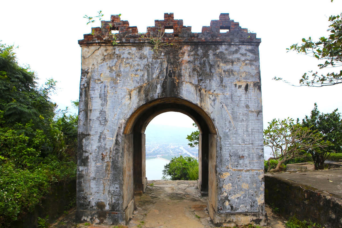 Sở dĩ người dân địa phương gọi di tích trên là “cổng trời”, bởi đây là điểm cao nhất của vùng đất này. Họ quan niệm lên đến Hoành Sơn Quan là có thể chạm tay đến bầu trời.