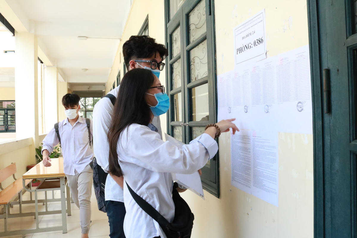 Thí sinh kiểm tra thông tin trước khi thi tốt nghiệp THPT.
